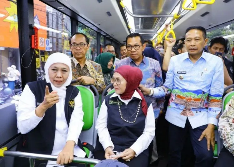 gubernur jatim khofifah indar parawansa coba bus trans jatim 750x536 1