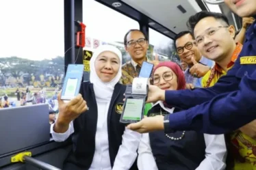 gubernur jatim khofifah indar parawansa mencoba bus trans jatim 750x536 1