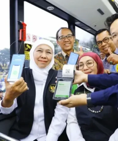gubernur jatim khofifah indar parawansa mencoba bus trans jatim 750x536 1