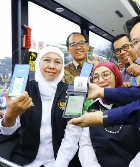 gubernur jatim khofifah indar parawansa mencoba bus trans jatim 750x536 1