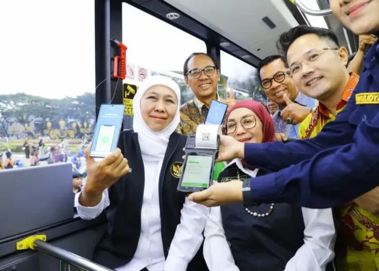 gubernur jatim khofifah indar parawansa mencoba bus trans jatim 750x536 1