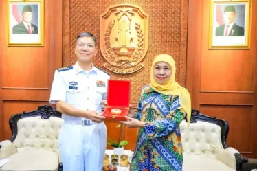gubernur jatim khofifah indar parawansa terima kunjungan komandan armada angkatan laut rrt 750x536 1