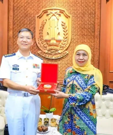gubernur jatim khofifah indar parawansa terima kunjungan komandan armada angkatan laut rrt 750x536 1