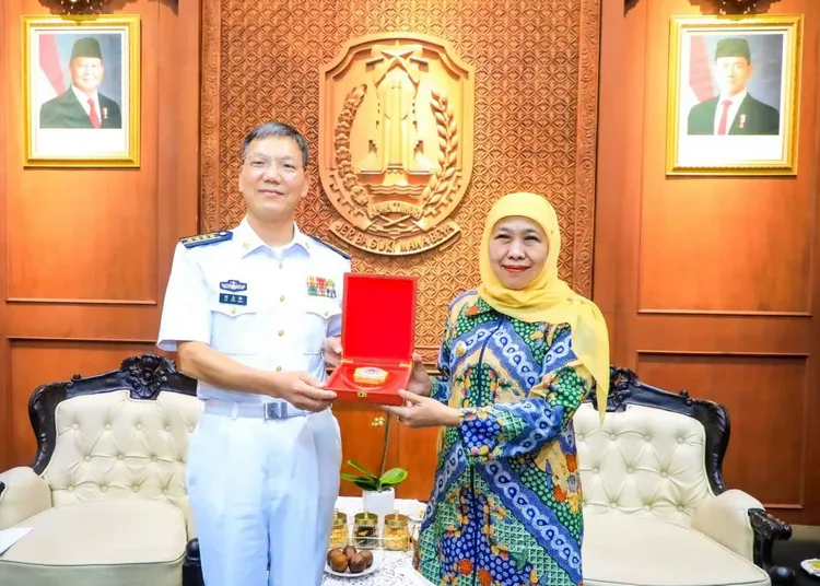 gubernur jatim khofifah indar parawansa terima kunjungan komandan armada angkatan laut rrt 750x536 1
