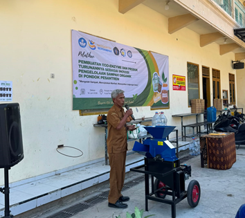 UB, ITS, dan UNAIR Laksanakan Pengabdian Masyarakat Pengelolaan Sampah untuk Membentuk Eco-Pesantren 2 image 1