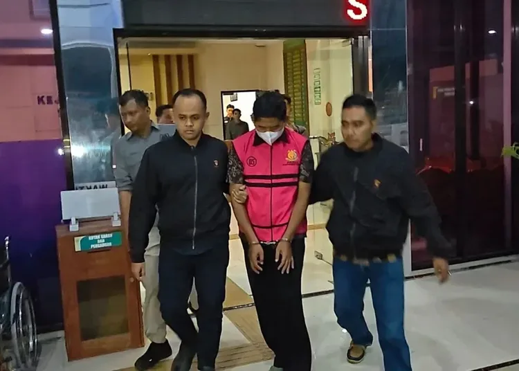Kejari Tetapkan Mantan Ketua DPRD Ponorogo sebagai Tersangka Korupsi Tunjangan Rp3,6 Miliar 1 kejari tahan mantan ketua dprd ponorogo sn 750x536 1