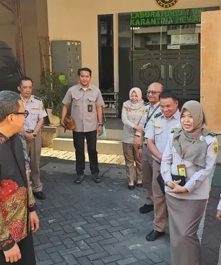 Karding Tinjau Karantina Bandara Juanda, Pastikan Pengawasan Tak Hambat Arus Komoditas 5 kepala barantin abdul kadir karding tinjau layanan karantina bandara juanda 750x536 1