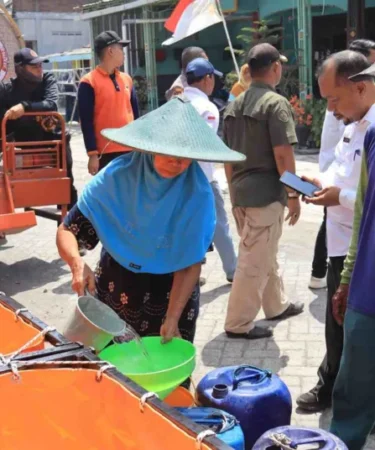 1787749870 hadapi kemarau bupati yani salurkan 20 ribu liter air bersih untuk warga tenggor 565Kr9 1 100kb 750x536 1
