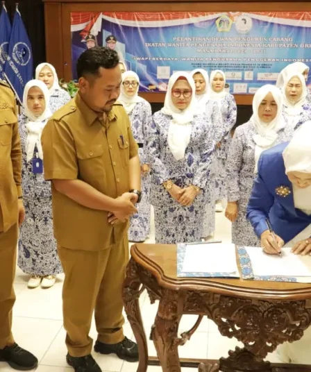 Pengurus Baru IWAPI Gresik Resmi Dilantik, Siapkan Program Digitalisasi hingga Permodalan 7 1788266789 bupati gresik dorong iwapi ciptakan ekosistem usaha dan penggerak ekonomi daerah b9JuSP 750x536 1