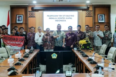 1789030786 wakil bupati gresik lepas tim robot bawah air siti busyro umg menuju final kontes kapal indonesia 2kWRf6 1 750x536 1