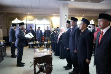 1790385896 bupati gresik lantik 25 pejabat perkuat organisasi dan pelayanan publik O0z1A6 750x536 1