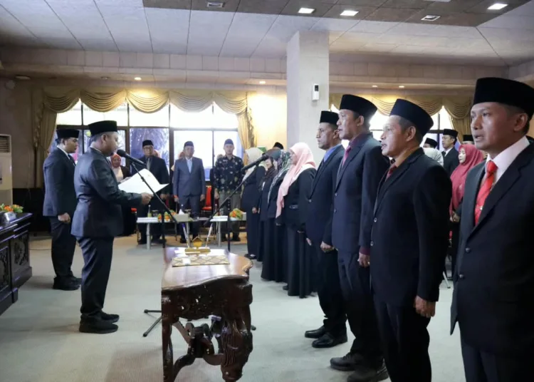 1790385896 bupati gresik lantik 25 pejabat perkuat organisasi dan pelayanan publik O0z1A6 750x536 1