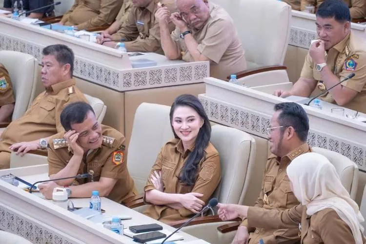 Gubernur Jateng dan Maluku Utara Pamer Foto Duduk Berdampingan Medsos Langsung Diserbu Doa Berjodoh 6aaa9ba5d9306