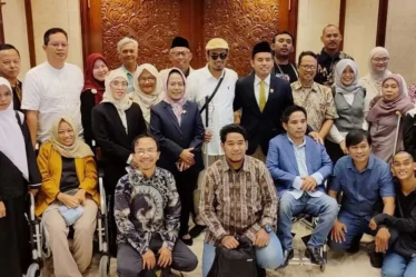 anggota dprd jatim bersama penyandang disabilitas 750x536 1