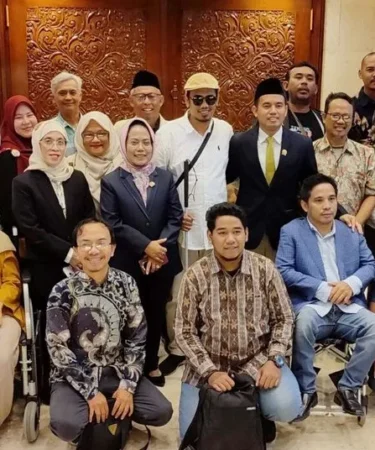 anggota dprd jatim bersama penyandang disabilitas 750x536 1