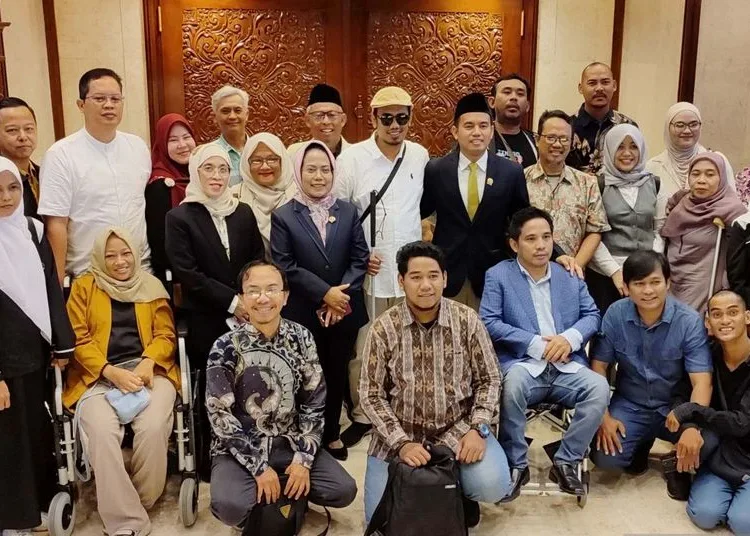 Jatim Sahkan Perda Pelindungan Disabilitas, Akses Pendidikan dan Kesempatan Kerja Diperkuat 1 anggota dprd jatim bersama penyandang disabilitas 750x536 1