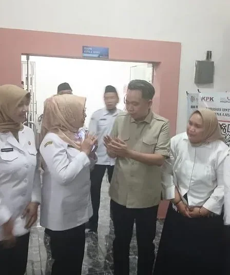Beasiswa Cinta Bergema Jember: 7.566 Pendaftar Lolos Seleksi Administrasi, Kuota 4.200 Penerima 5 bupati jember muhammad fawait di dinas pendidikan jember 750x536 1