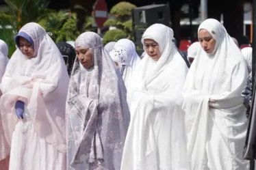 gubernur jatim khofifah salat istisqa di mojokerto 750x536 1