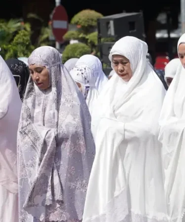 Kemarau Panjang Landa 24 Daerah Jatim, Pemprov Gelar Salat Istisqa hingga OMC 1 gubernur jatim khofifah salat istisqa di mojokerto 750x536 1