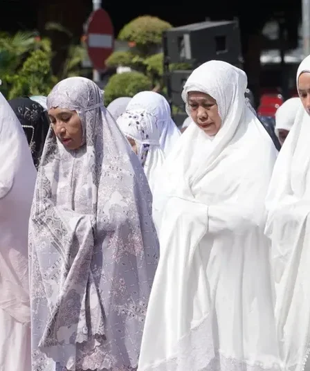 Kemarau Panjang Landa 24 Daerah Jatim, Pemprov Gelar Salat Istisqa hingga OMC 1 gubernur jatim khofifah salat istisqa di mojokerto 750x536 1