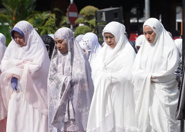 Kemarau Panjang Landa 24 Daerah Jatim, Pemprov Gelar Salat Istisqa hingga OMC 1 gubernur jatim khofifah salat istisqa di mojokerto 750x536 1