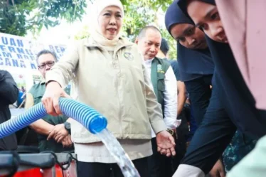 gubernur jatim khofifah salurkan air bersih untuk warga pasuruan 750x536 1
