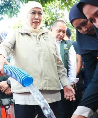 gubernur jatim khofifah salurkan air bersih untuk warga pasuruan 750x536 1