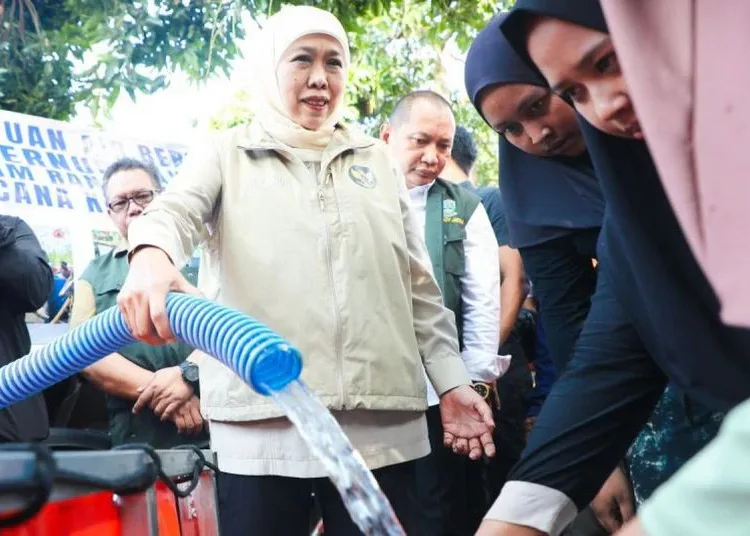 gubernur jatim khofifah salurkan air bersih untuk warga pasuruan 750x536 1