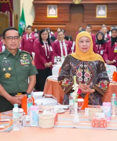 gubernur jatim khofifah terima kunjungan mahasiswa unhan 750x536 1