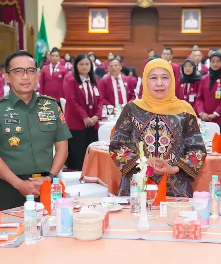 gubernur jatim khofifah terima kunjungan mahasiswa unhan 750x536 1