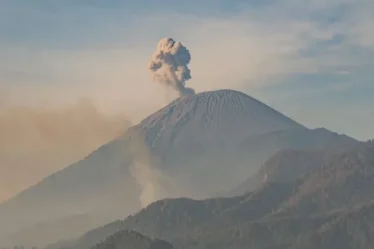 gunung semeru erupsi 750x536 1