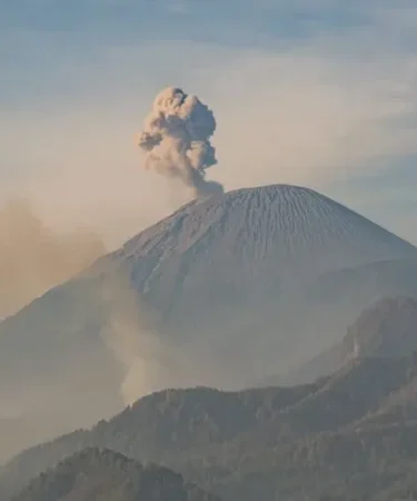 gunung semeru erupsi 750x536 1