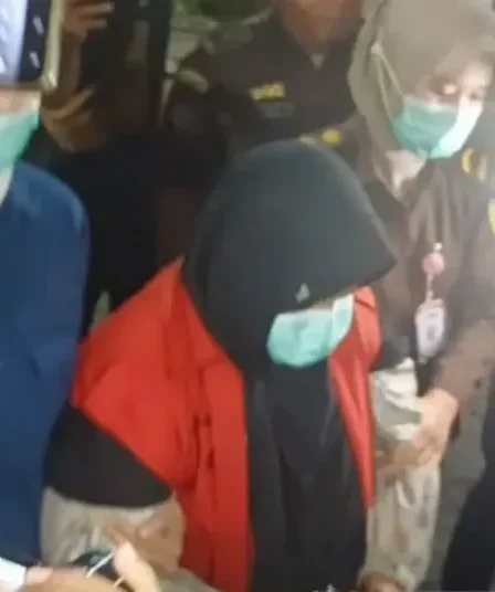 Kejati Jatim Tetapkan Tersangka Baru Kasus Korupsi KUR BNI Jember, Total Jadi 5 Orang 6 kejati jatim tahan tersangka kelima kasus korupsi kur bni jember 750x536 1