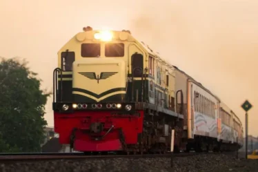 kereta api melintas di rel ngunut tulungagung 750x533 1