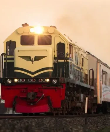kereta api melintas di rel ngunut tulungagung 750x533 1