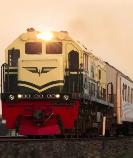 kereta api melintas di rel ngunut tulungagung 750x533 1