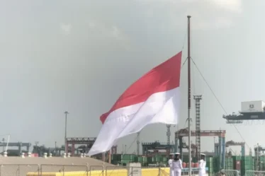 pengibaran bendera merah putih di kri sriwijaya 100 750x536 1