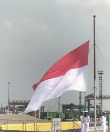 pengibaran bendera merah putih di kri sriwijaya 100 750x536 1