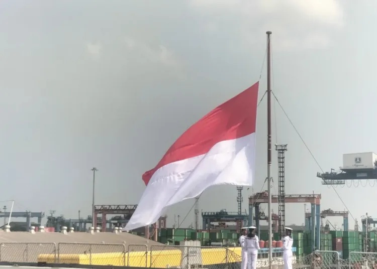 Merah Putih Berkibar, Eks Kapal Induk Italia Resmi Jadi KRI Sriwijaya-100 1 pengibaran bendera merah putih di kri sriwijaya 100 750x536 1