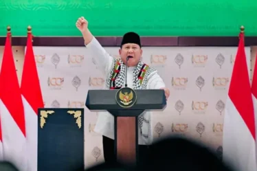 presiden prabowo teriakkan free palestine di resepsi 100 tahun gontor 750x536 1