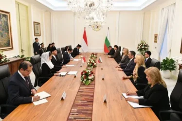 wapres gibran bertemu dpm bulgaria alexander poulev 750x536 1
