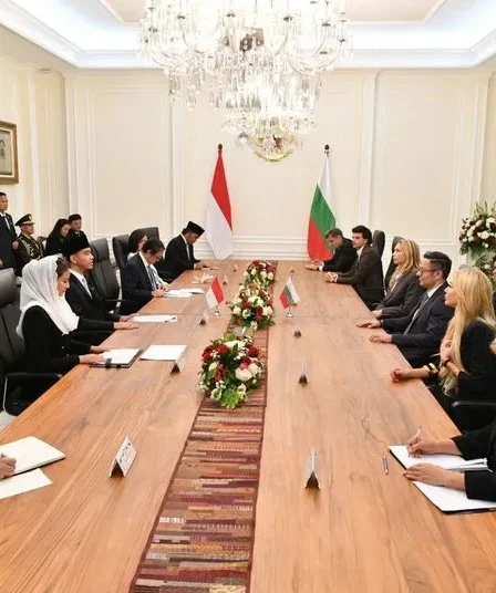 Gibran Bahas Kerja Sama Indonesia-Bulgaria, Dorong Akses Produk RI ke Eropa 2 wapres gibran bertemu dpm bulgaria alexander poulev 750x536 1