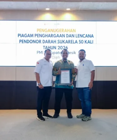 1792082498 bupati gresik bersama pmi berikan apresiasi kepada pendonor darah 50 kali RW9POf 750x536 1