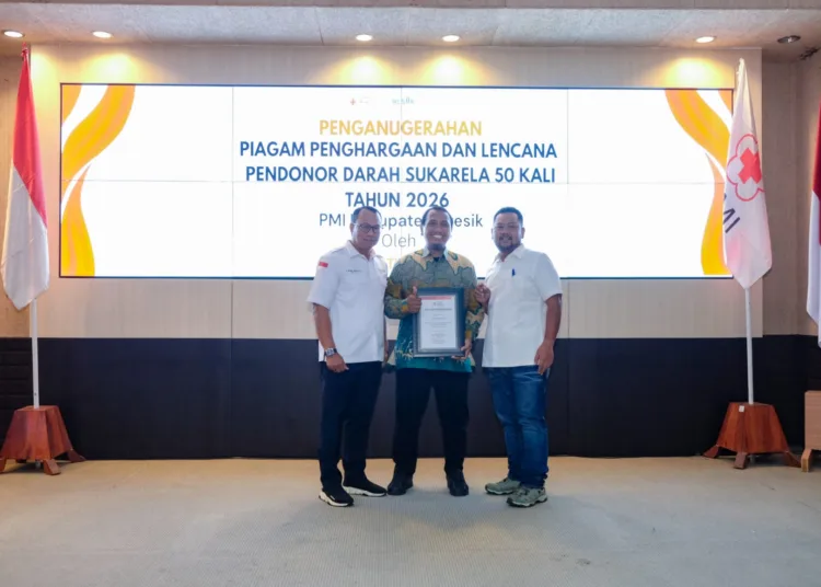 1792082498 bupati gresik bersama pmi berikan apresiasi kepada pendonor darah 50 kali RW9POf 750x536 1