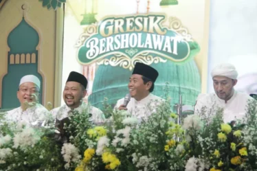 1792109453 gresik bersholawat dipadati ribuan jamaah bupati ajak masyarakat perkuat doa dan kebersamaan AkIe0Z 750x536 1