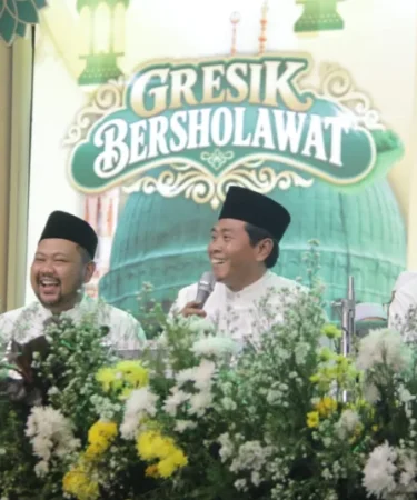 1792109453 gresik bersholawat dipadati ribuan jamaah bupati ajak masyarakat perkuat doa dan kebersamaan AkIe0Z 750x536 1