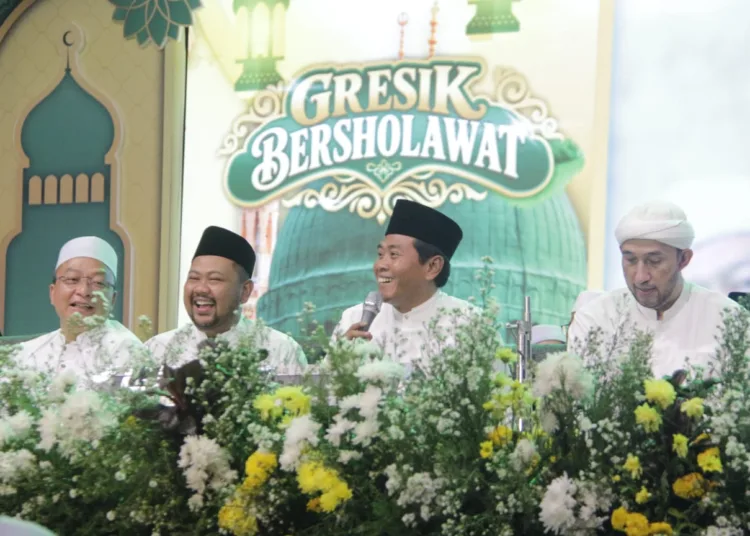 Ribuan Jamaah Padati Gresik Bersholawat, Doakan Keberkahan dan Keselamatan Daerah 1 1792109453 gresik bersholawat dipadati ribuan jamaah bupati ajak masyarakat perkuat doa dan kebersamaan AkIe0Z 750x536 1