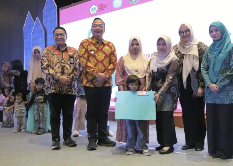 GEMMA KIA Diluncurkan, Pemkab Gresik Perkuat Deteksi Dini Risiko Kehamilan 1 1792666973 launching gemma kia wabup alif ajak masyarakat optimalkan pemanfaatan buku kia hqBlCh 750x536 1