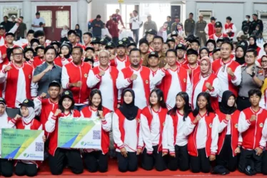 1793088368 bupati gresik lepas 187 atlet dan ofisial kontingen popda xv dan peparpeda iii jatim 2026 orUlS6 750x536 1