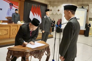 1793170541 edy hadisiswoyo dilantik sebagai pj sekda gresik bupati tekankan soliditas birokrasi zTgwl2 750x536 1